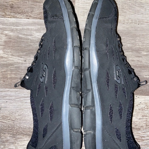 Skechers Shoes - WOMEN'S Skechers size 11 black
Gratis - Strolling (G)